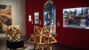 Näykymä näyttelytilaan jossa kopioita maalauksista ja pienoismalleista