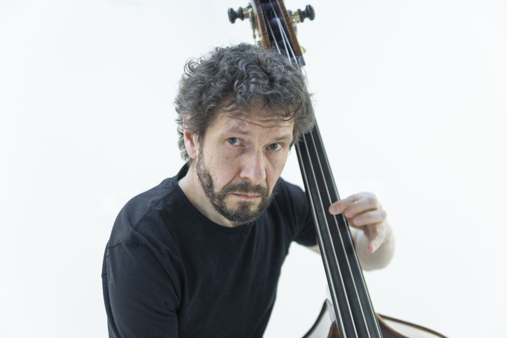 Mies soittaa kontrabassoa.
