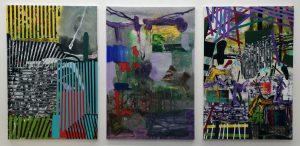 Kolmeosainen värikäs abstrakti maalaus.