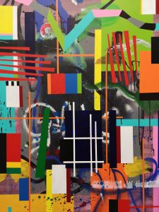 Runsas ja värikäs abstrakti maalaus, jossa on pysty- ja vaakaviivoja, suurempia värikenttiä, eri muotoisia siveltimenvetoja ja spraymaalia.