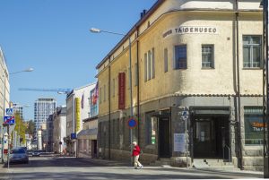 Kuva Kuopion Vuorikadun ja Kauppakadun risteyksestä, oikealla näkyy Kuopion taidemuseon rakennus.