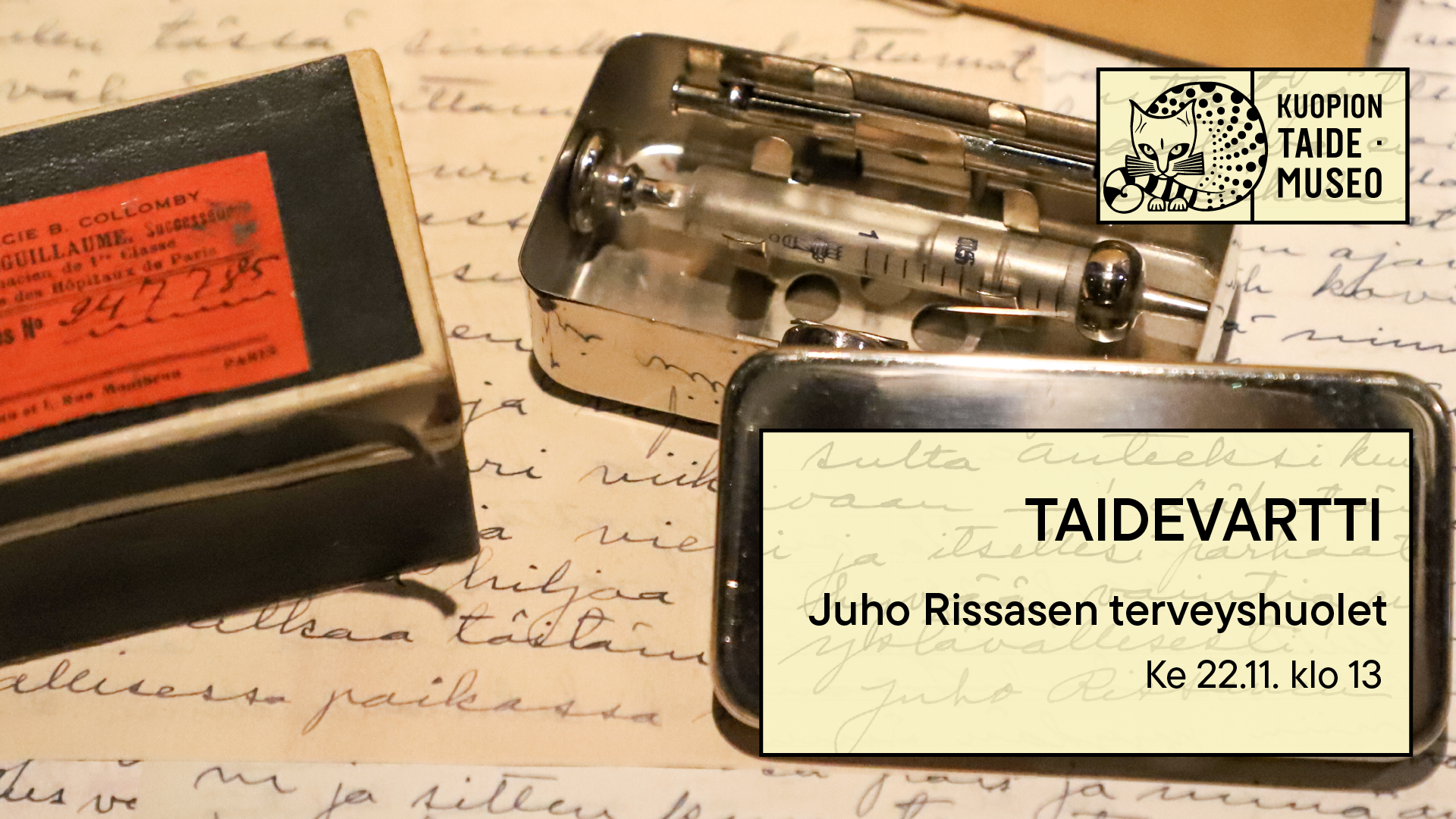 Kuvassa on vanha käsin kirjoitettu kirje sekä vanha lääkeruisku. Kuvassa lukee Kuopion taidemuseo Juho Rissanen – Kuvauksen vilkkaus 29.9.2023–7.4.2024 Taidevartti: Juho Rissasen terveyshuolet Ke 22.11. klo 13