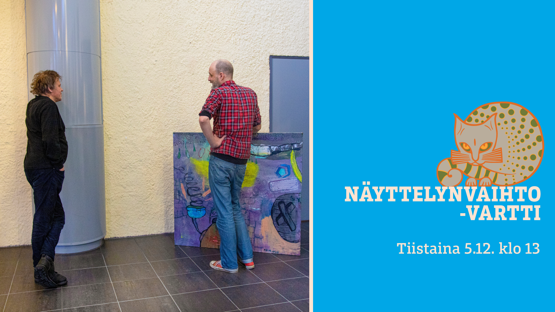Kuvassa on kaksi mieshenkilöä, joista toinen pitää kiinni maalauksesta. Kuvassa lukee Näyttelynvaihtovartti Tiistaina 5.12. klo 13