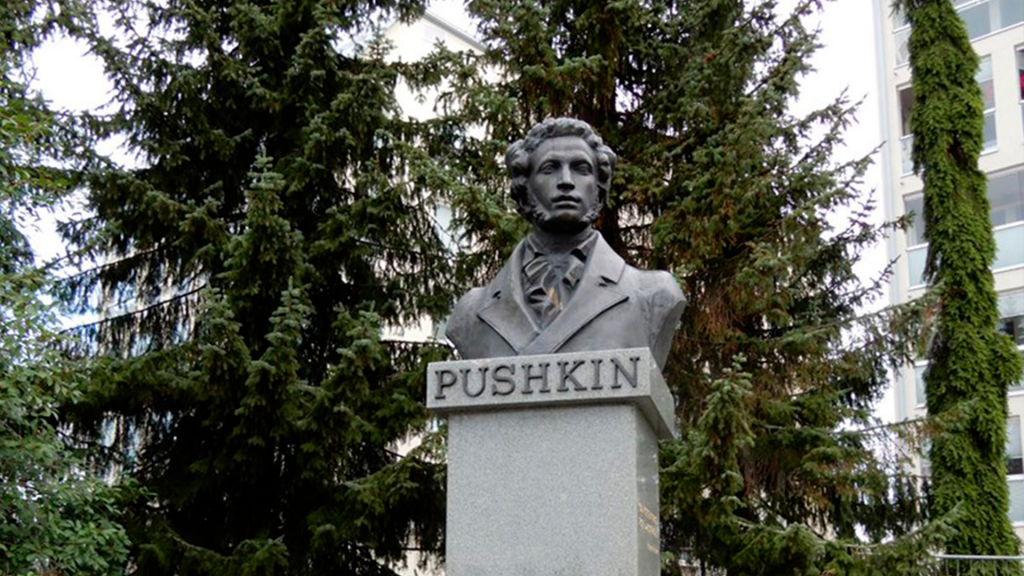 Oleg Komovin tekemä veistos Puhkinin rintakuva