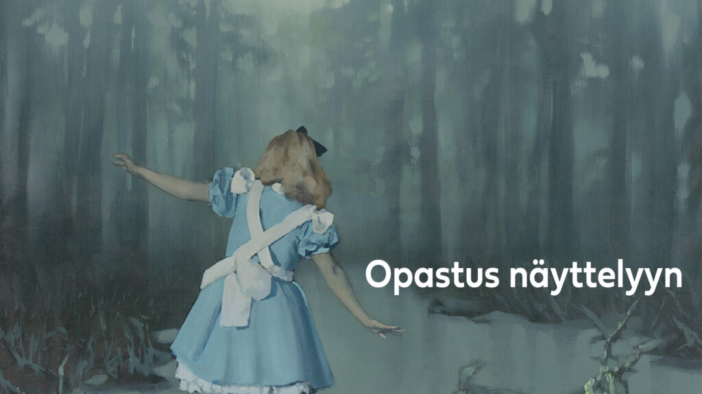 Maalaus esittää henkilöä sinisessä mekossa, jossa on valkoiset röyhelöt ja valkoinen esiliina. Henkilö seisoo kädet ojennettuina sumuisen metsän edessä. Hänellä on vaaleat hiukset ja hän katsoo kohti tiheitä puita ja sumuista ilmapiiriä. Kuvassa lukee opastus näyttelyyn.
