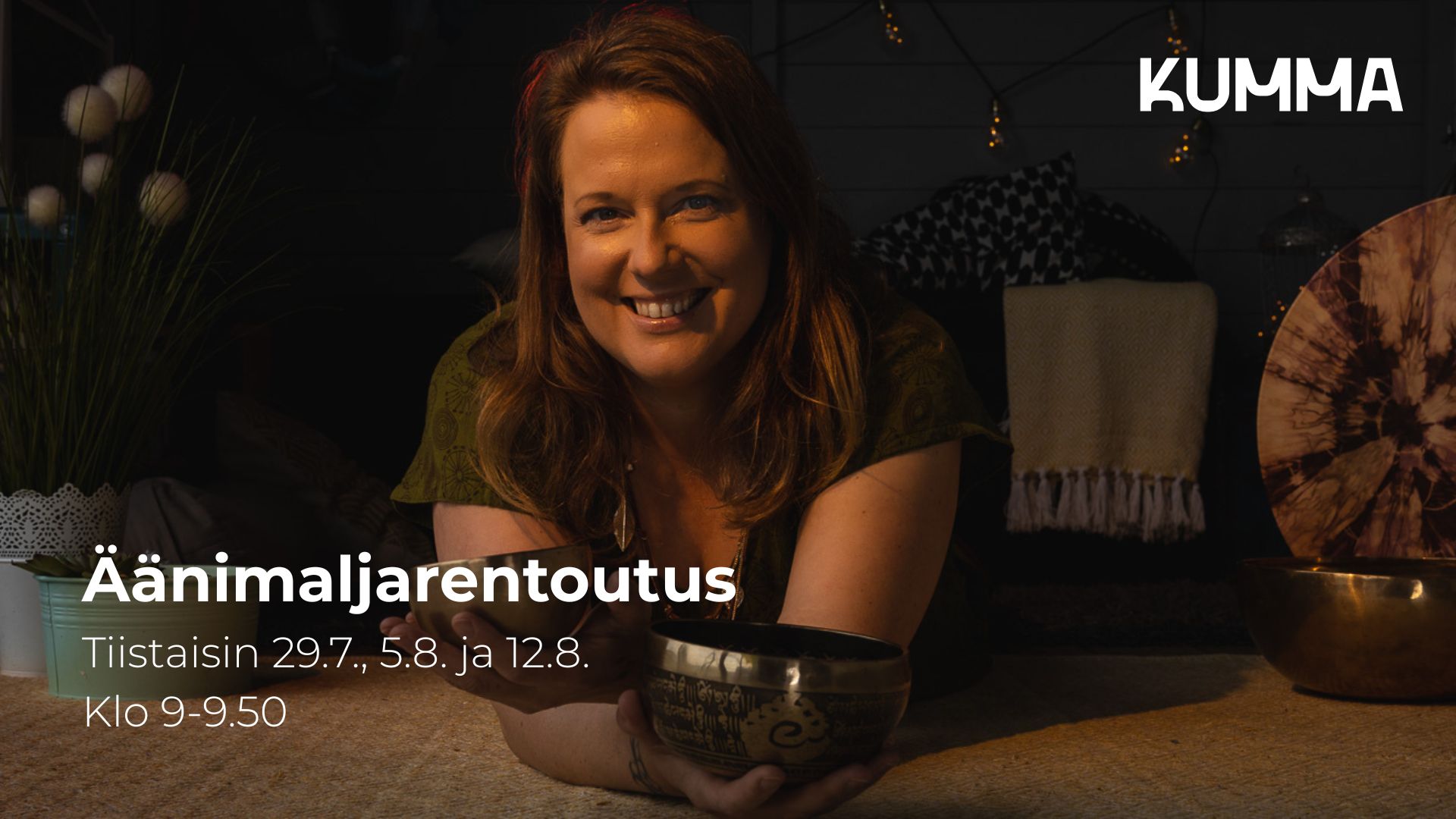 Kuvassa on äänimaljarentoutuksen ohjaava, Tiina Ulvi lattialla äänimaljojen kanssa. Kuvassa lukee "Äänimaljarentoutus, tiistaisin 29.7., 5.8., 12.8. klo 9-9.50" ja lisäksi kuvan oikeassa ylänurkassa on KUMMAn logo.
