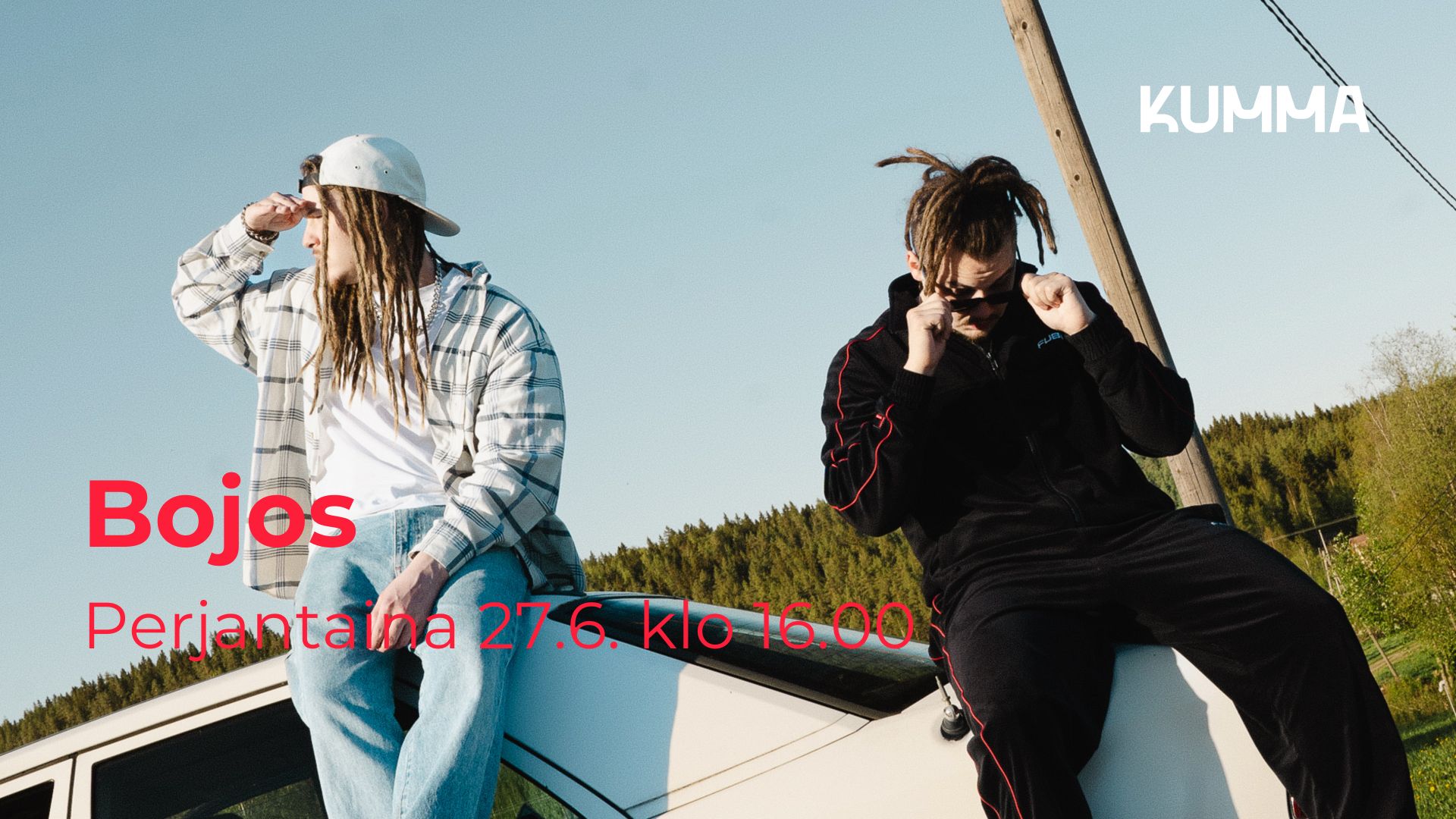 Kuvassa on veljeskaksikko ja -duo, Bojos istumassa auton päällä aurinkoisessa säässä. Kuvassa lukee "Bojos, perjantaina 27.6. klo 16.00" ja kuvan oikeassa ylänurkassa on KUMMAn logo.