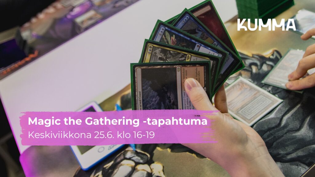 Kuvassa pelataan Magic the Gathering peliä. Kuvassa lukee "Magic the Gathering -tapahtuma, keskiviikkona 25.6. klo 16-19" ja kuvan ylänurkassa on KUMMAn logo.