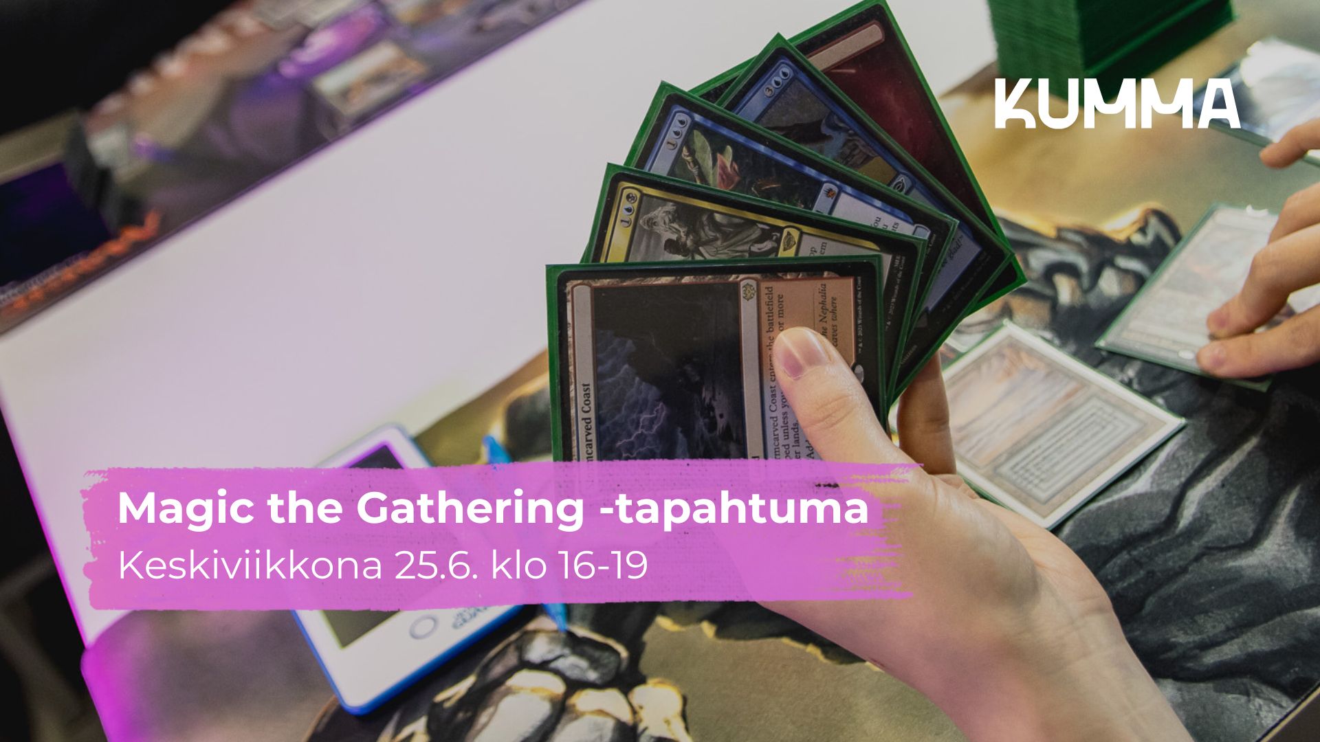Kuvassa pelataan Magic the Gathering peliä. Kuvassa lukee "Magic the Gathering -tapahtuma, keskiviikkona 25.6. klo 16-19" ja kuvan ylänurkassa on KUMMAn logo.