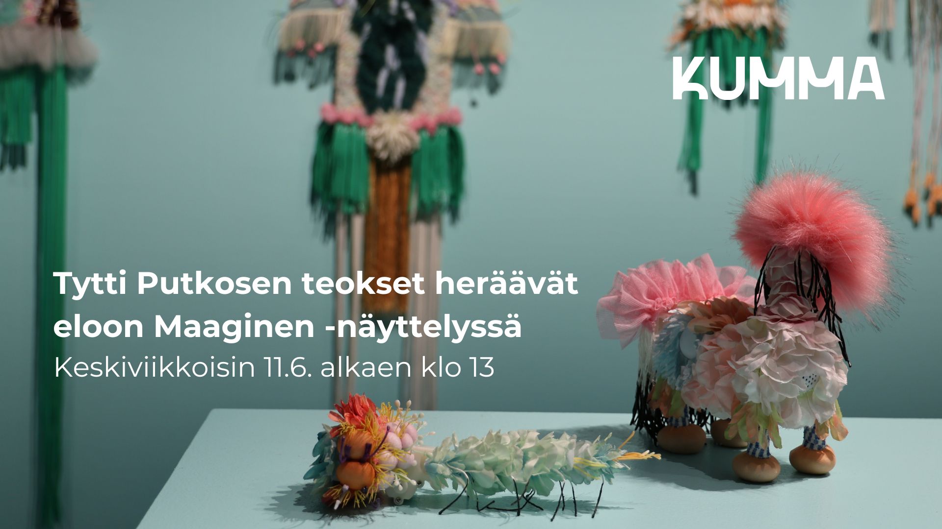 Kuva on teoskuva Tytti Putkosen teoksesta, variantit. Kuvassa lukee "Tytti Putkosen teokset heräävät eloon Maaginen -näyttelyssä, keskiviikkoisin 11.6. alkaen klo 13". Lisäksi kuvan oikeassa ylänurkassa on KUMMAn logo.