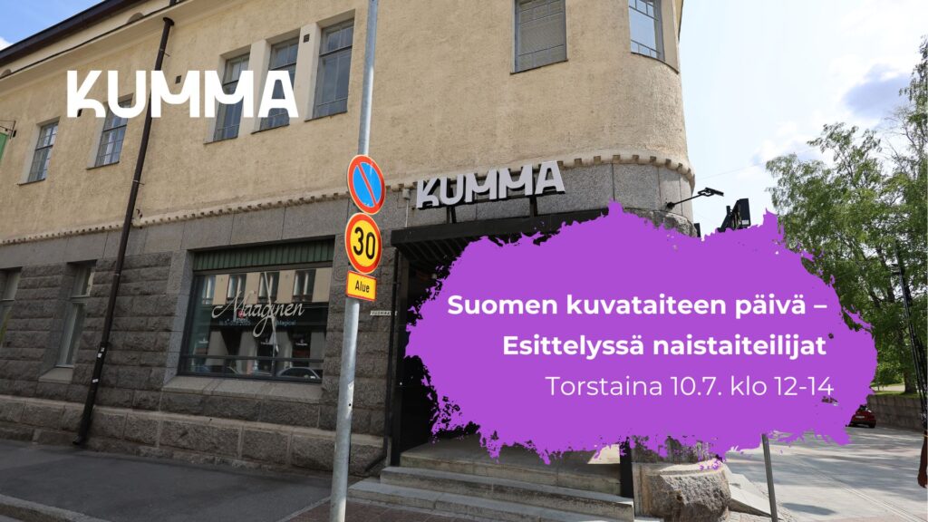 Kuva on KUMMAn julkisivulta. Rakennuksen sisäänkäynnillä on KUMMAn logo ja ikkunassa uusimman näyttelyn - Maaginen teippaukset. Kuvassa lukee "Suomen kuvataiteen päivä - Esittelyssä naistaiteilijat, torstaina 10.7. klo 12-14". Kuvassa on myös KUMMAn logo vasemmassa ylänurkassa.