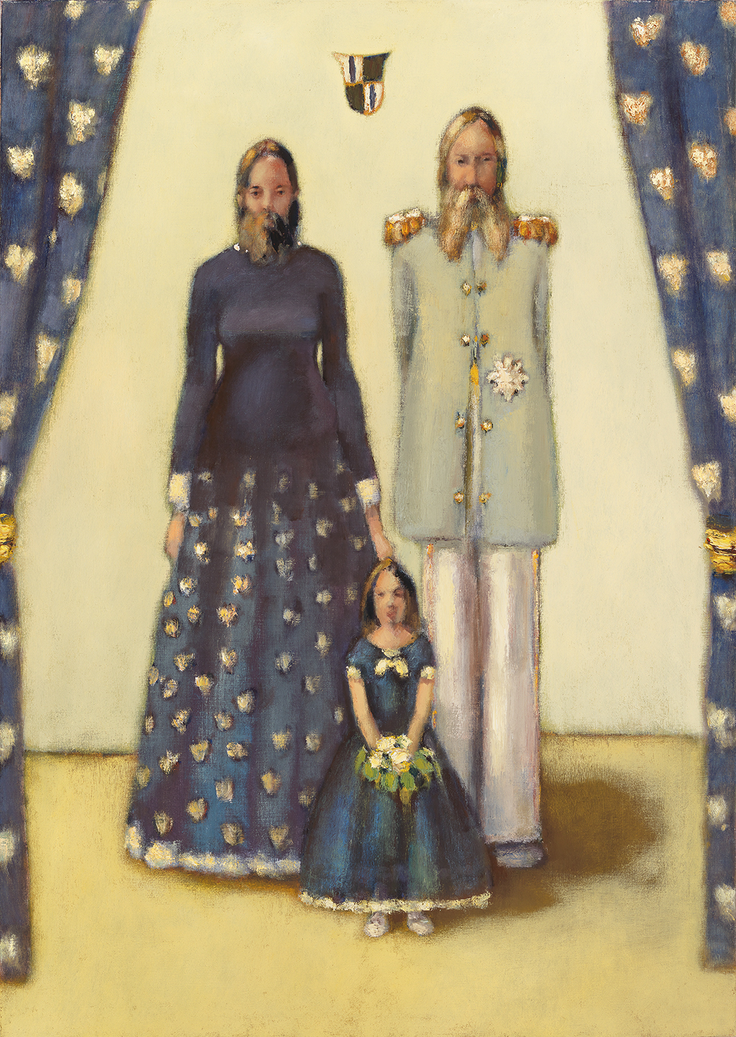 Maalaus, jossa kolme ihmishahmoa seisoo rivissä vaaleaa taustaa vasten. Keskellä etualalla on pieni lapsihahmo tummassa mekossa, kädet edessä. Taustalla heidän takanaan seisoo kaksi pidempää aikuishahmoa: vasemmalla tummaan, kuvioituun pitkään mekkoon pukeutunut hahmo ja oikealla vaaleaan, sotilaallista asua muistuttavaan takkiin pukeutunut hahmo. Hahmot ovat jäykässä, frontalissa asennossa. Taustaa kehystävät koristellut siniset verhot.