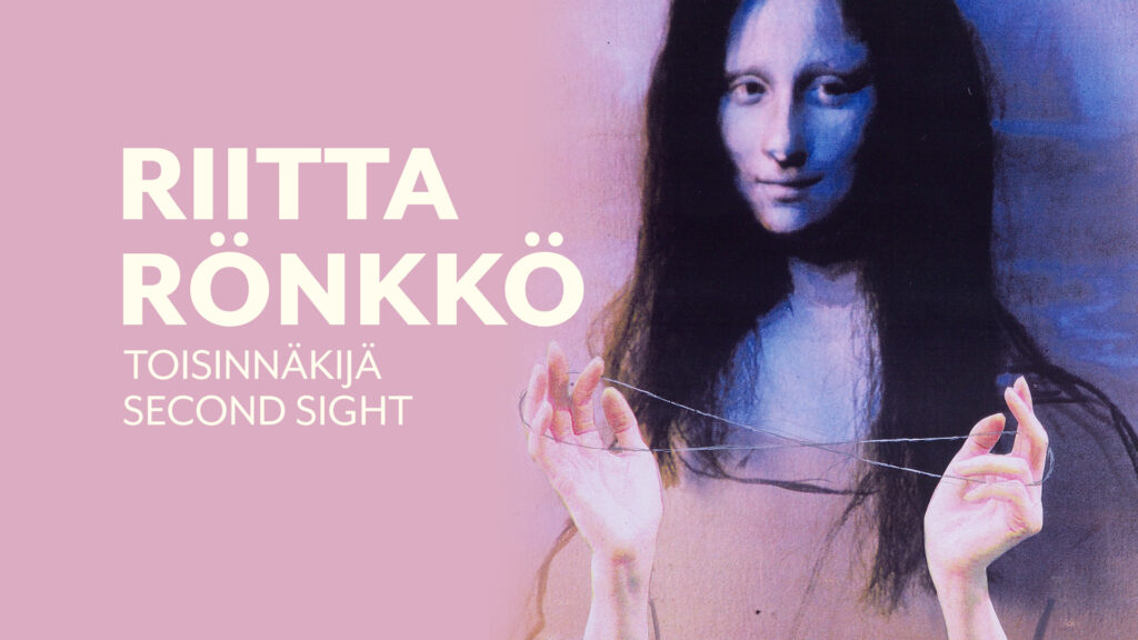 Näyttelyn mainoskuva. Vaaleanpunaisella taustalla lukee suurin kirjaimin ”Riitta Rönkkö” sekä teksti ”Toisinnäkijä / Second Sight”. Oikealla on sinisävyinen, pitkätukkainen hahmo, joka pitelee käsissään ohutta lankaa tai säiettä. Kuva on pehmeäsävyinen ja maalauksellinen.