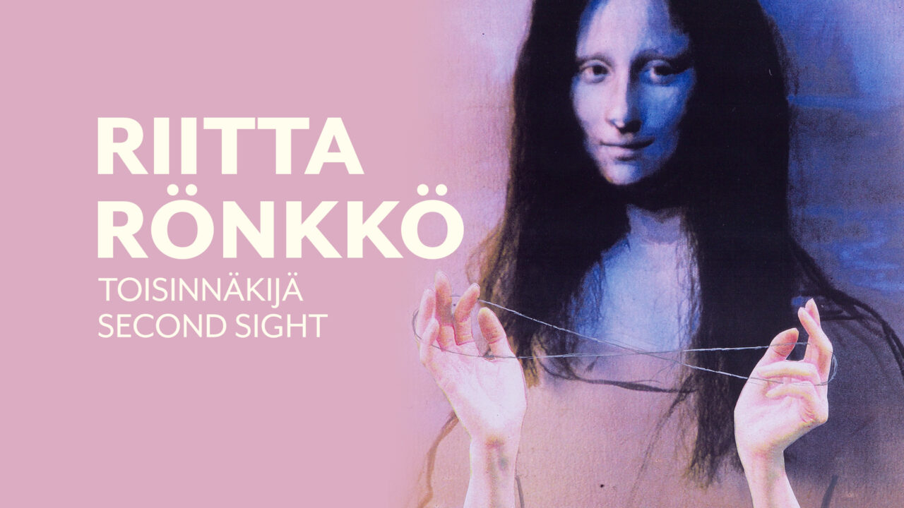 Näyttelyn mainoskuva. Vaaleanpunaisella taustalla lukee suurin kirjaimin ”Riitta Rönkkö” sekä teksti ”Toisinnäkijä / Second Sight”. Oikealla on sinisävyinen, pitkätukkainen hahmo, joka pitelee käsissään ohutta lankaa tai säiettä. Kuva on pehmeäsävyinen ja maalauksellinen.