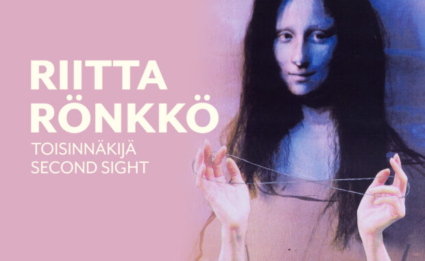 Näyttelyn mainoskuva. Vaaleanpunaisella taustalla lukee suurin kirjaimin ”Riitta Rönkkö” sekä teksti ”Toisinnäkijä / Second Sight”. Oikealla on sinisävyinen, pitkätukkainen hahmo, joka pitelee käsissään ohutta lankaa tai säiettä. Kuva on pehmeäsävyinen ja maalauksellinen.